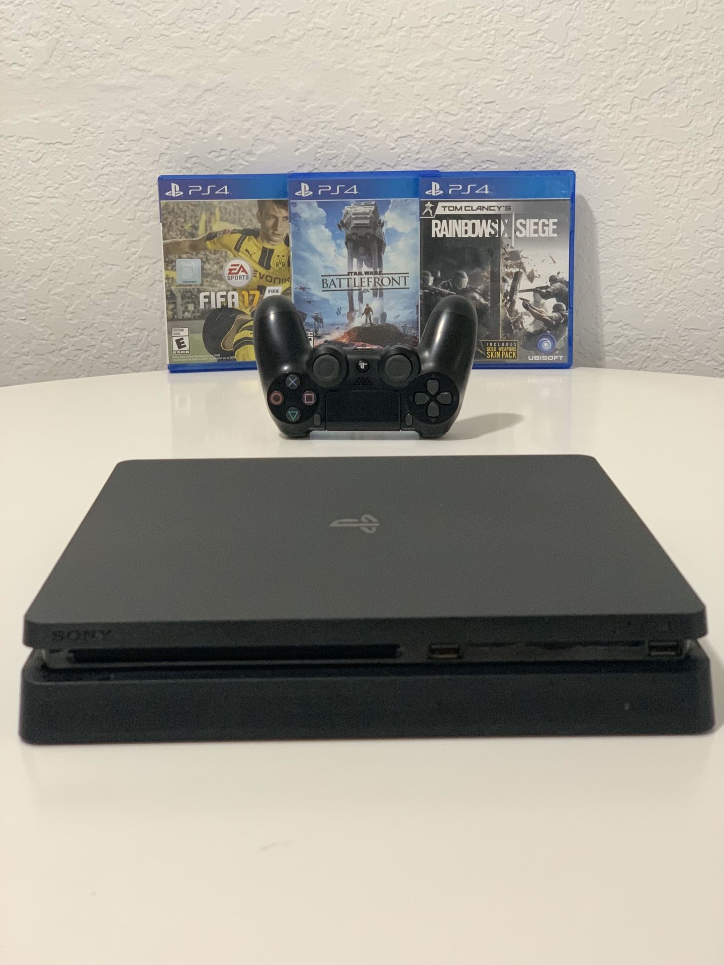 PS4 SLIM + ONE CONTROLLER + 3 GAMES