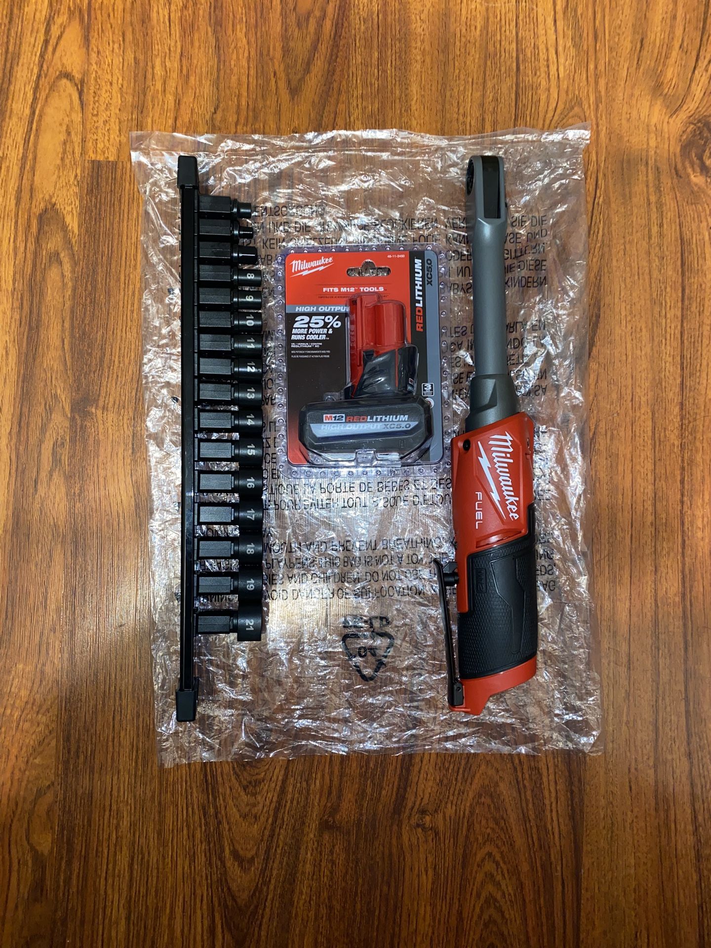 New Milwaukee M12 Fuel 1/4” & 3/8” Insider Extended Reach Box Ratchet 3050-20 ,Includes 13 Sockets: 8MM-21MM & 1/4”-3/8 Hex Adapt & M12 XC5.0 Battery