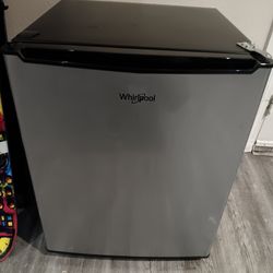 Whirlpool compact mini refrigerator