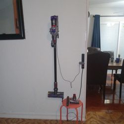 DYSON V8 CORDLESS VACUUM