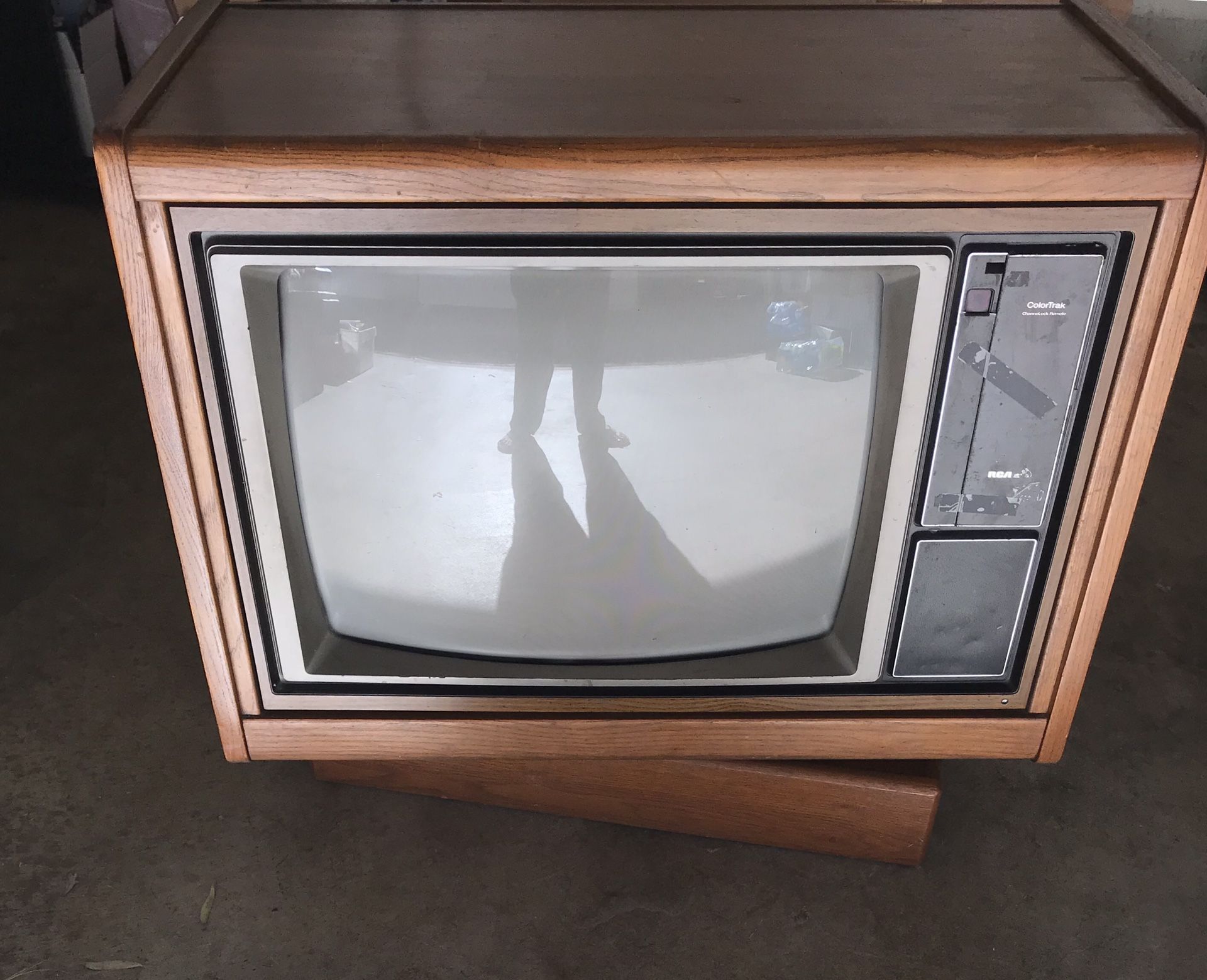 Vintage RCA Console Color TV 1980s