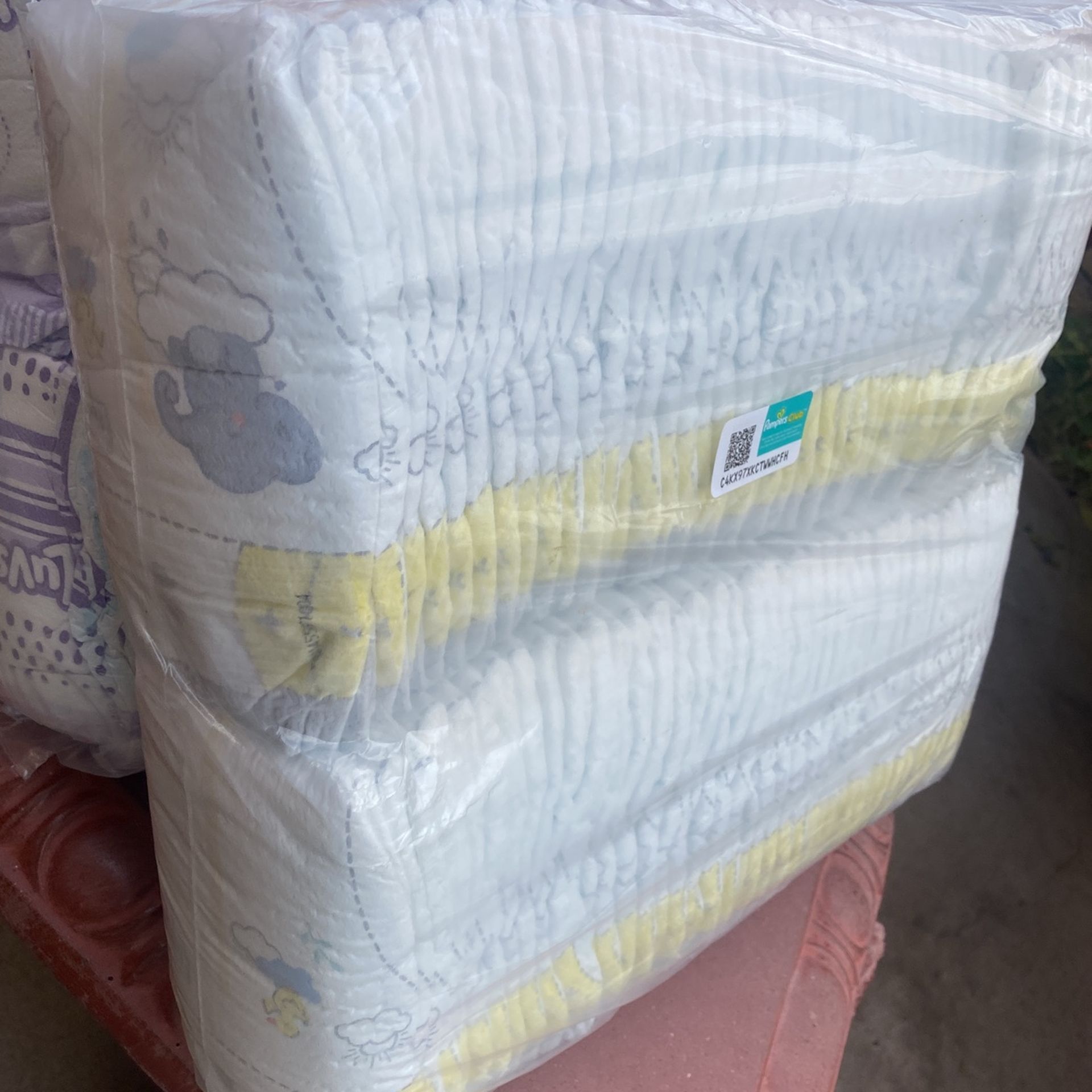 Brand New Pampers Diapers Size 1 84ct