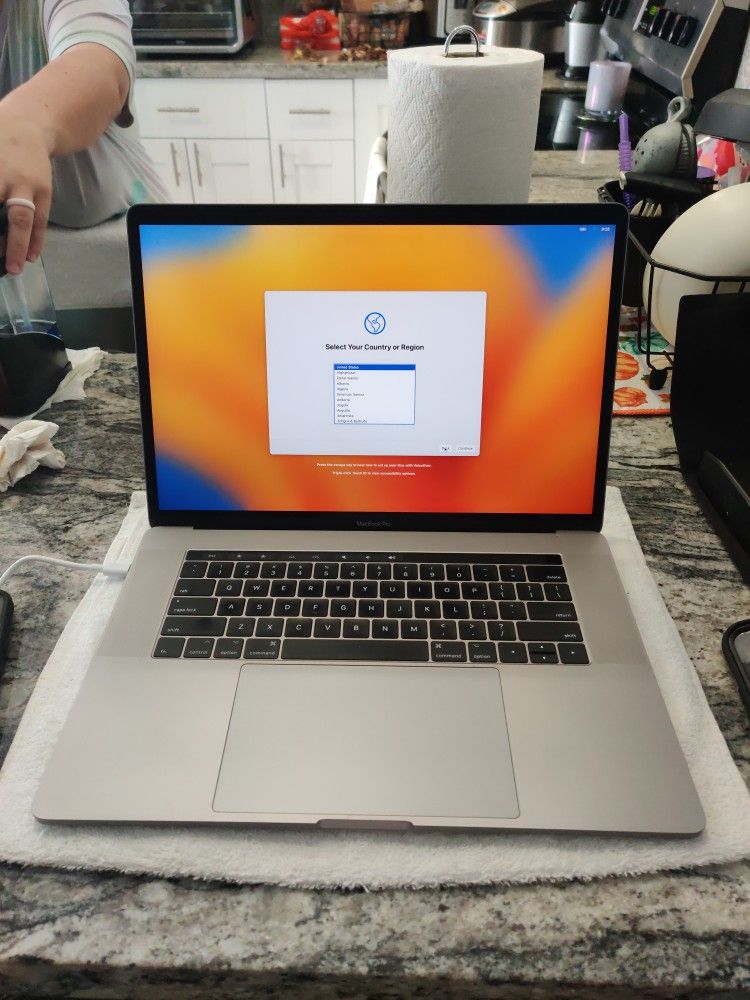 MacBook Pro 2017 Intel i7, 16 Gig Ram, 256 Gig SSD
