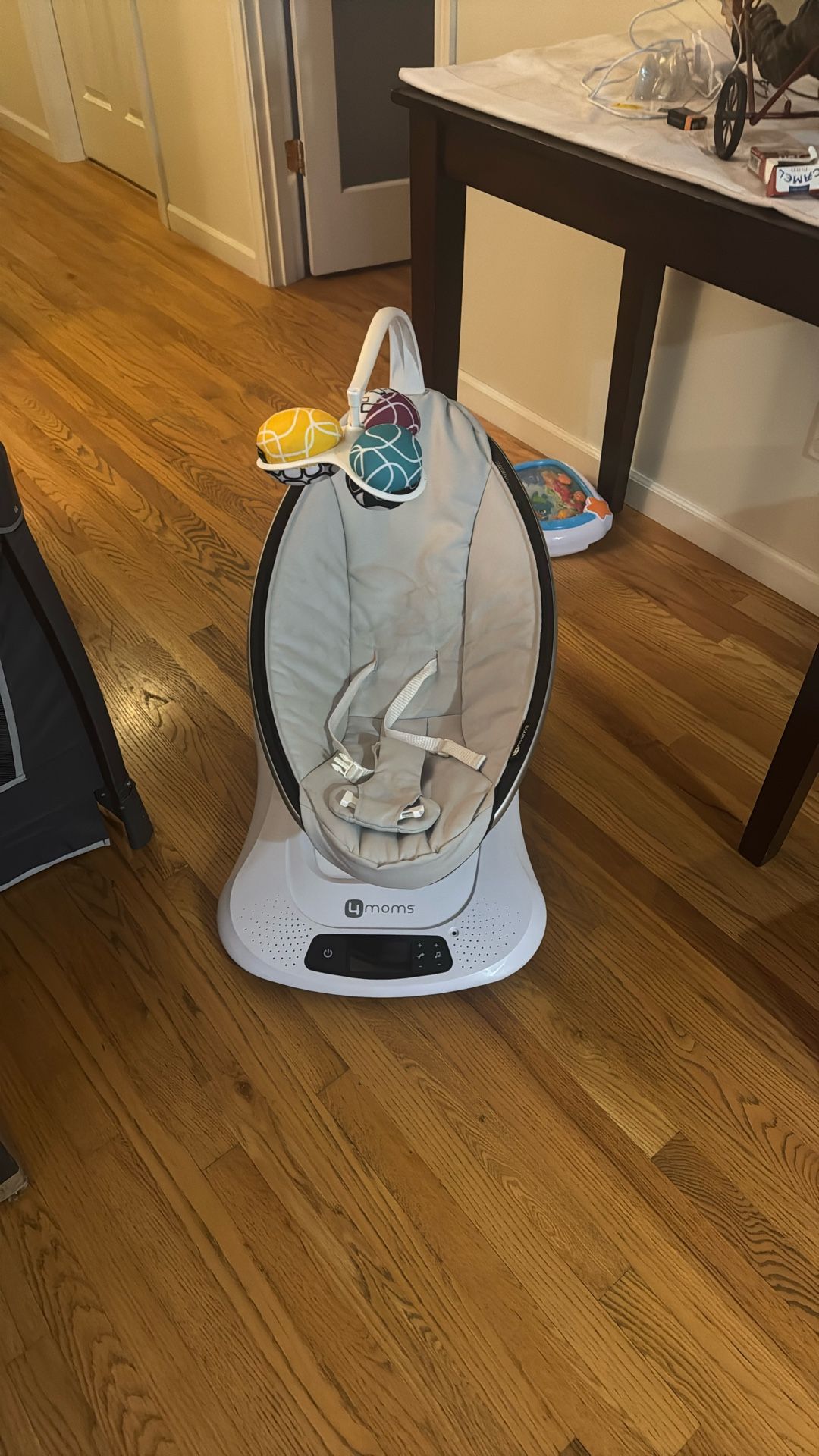 4 Moms - Mamaroo Baby swing