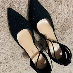 Shiny black heel shoes