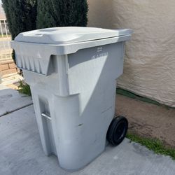 Trash Can W/ Lock! 