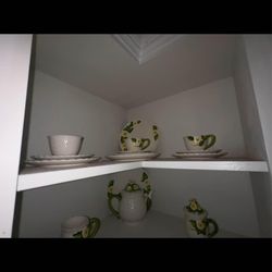 Vintage Hand-Painted Daisy Ceramic Dish Set - 35 Pieces (Floral Green & White)