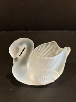 Frosted Glass Swan Figurine (Taiwan)