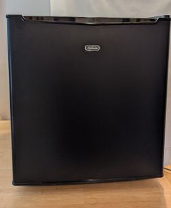 Sunbeam 1.7 cu ft Mini Refrigerator, Black (Mini Fridge Compact Single Door)