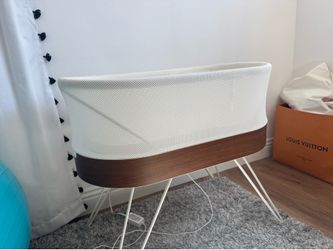 Never used SNOO smart sleeper bassinet