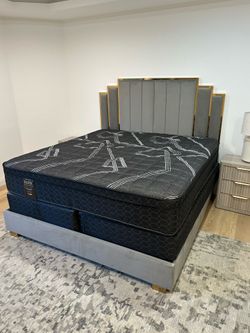 Mattress on sale 🚨  king size black series firm pillow top 12”     New mattress in a plastic sealed.    We offer same day delivery