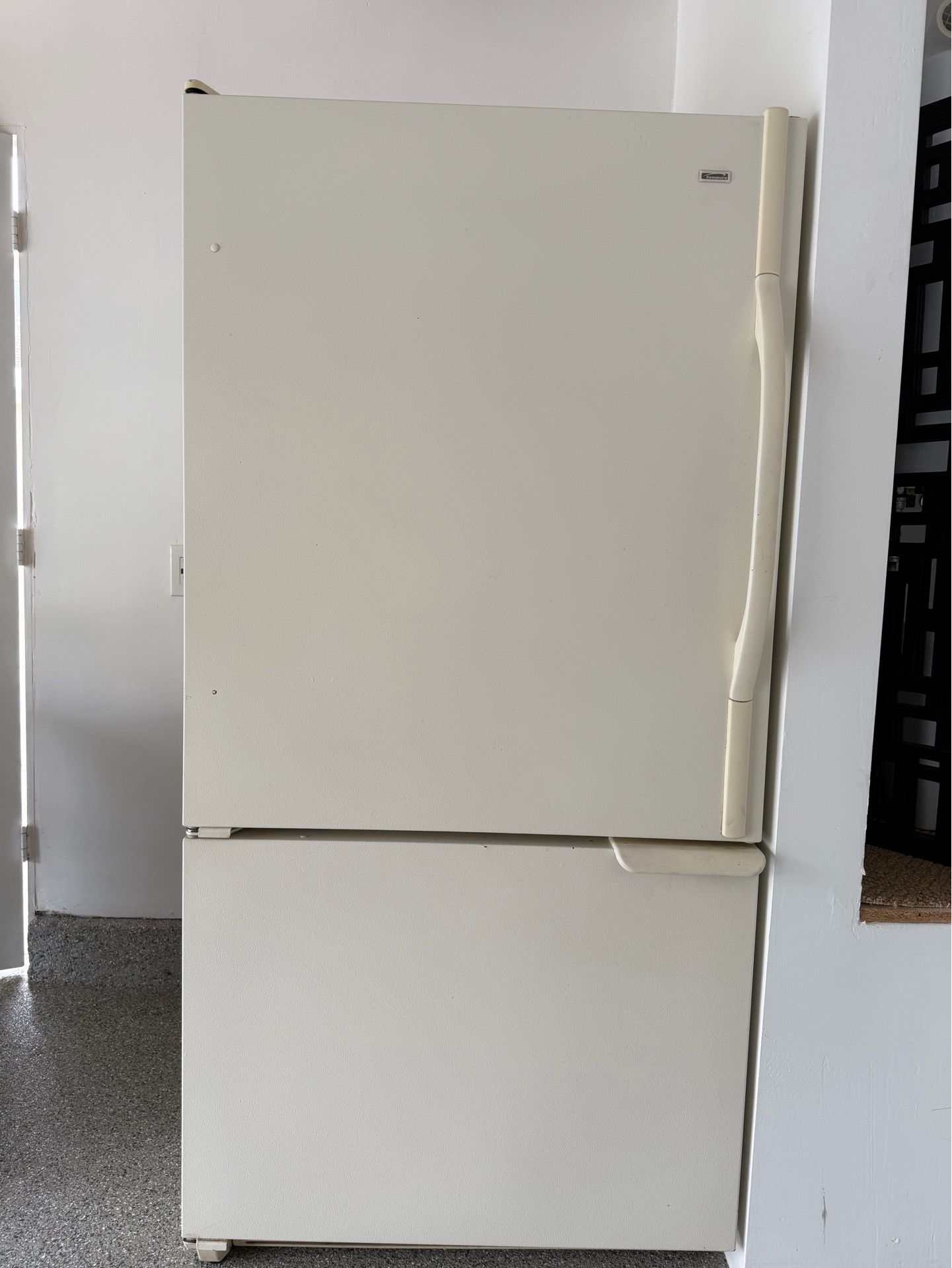 Refrigerator Freezer w ice maker