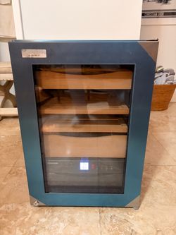 Liebherr XS200 Premium Electronic Cigar Humidor – Luxury Cigar Storage Cabinet