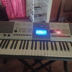 Yamaha. Key Board And  Stand