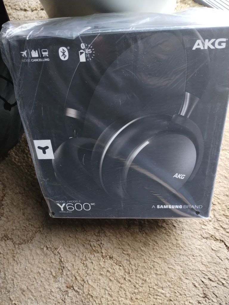 BRAND NEW SAMSUNG AKG Y600 HEADPHONES