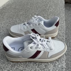Men's Classic Levi Sneakers size 9 Brand New