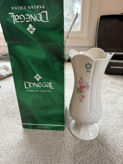 Donegal Parian China “Achill Vase” – Limited Edition 2002 – Original Box