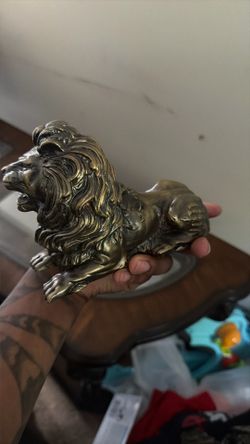 4 Lion Statues 