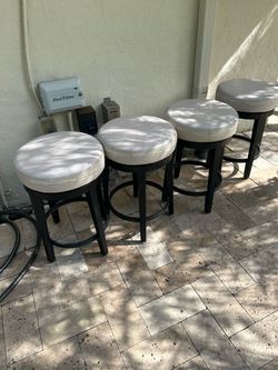 4 short barstools