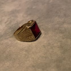 gold ring w ruby 