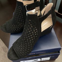 New Adrienne VIttadini Size 8 Blqck Suede shoes