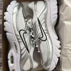 NIKE AIR MAX MOTO 2K