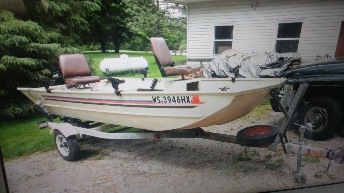 $1900 Obo Lowe 14ft aluminum johnboat. Model 14 colt 8hp Mercury motor.