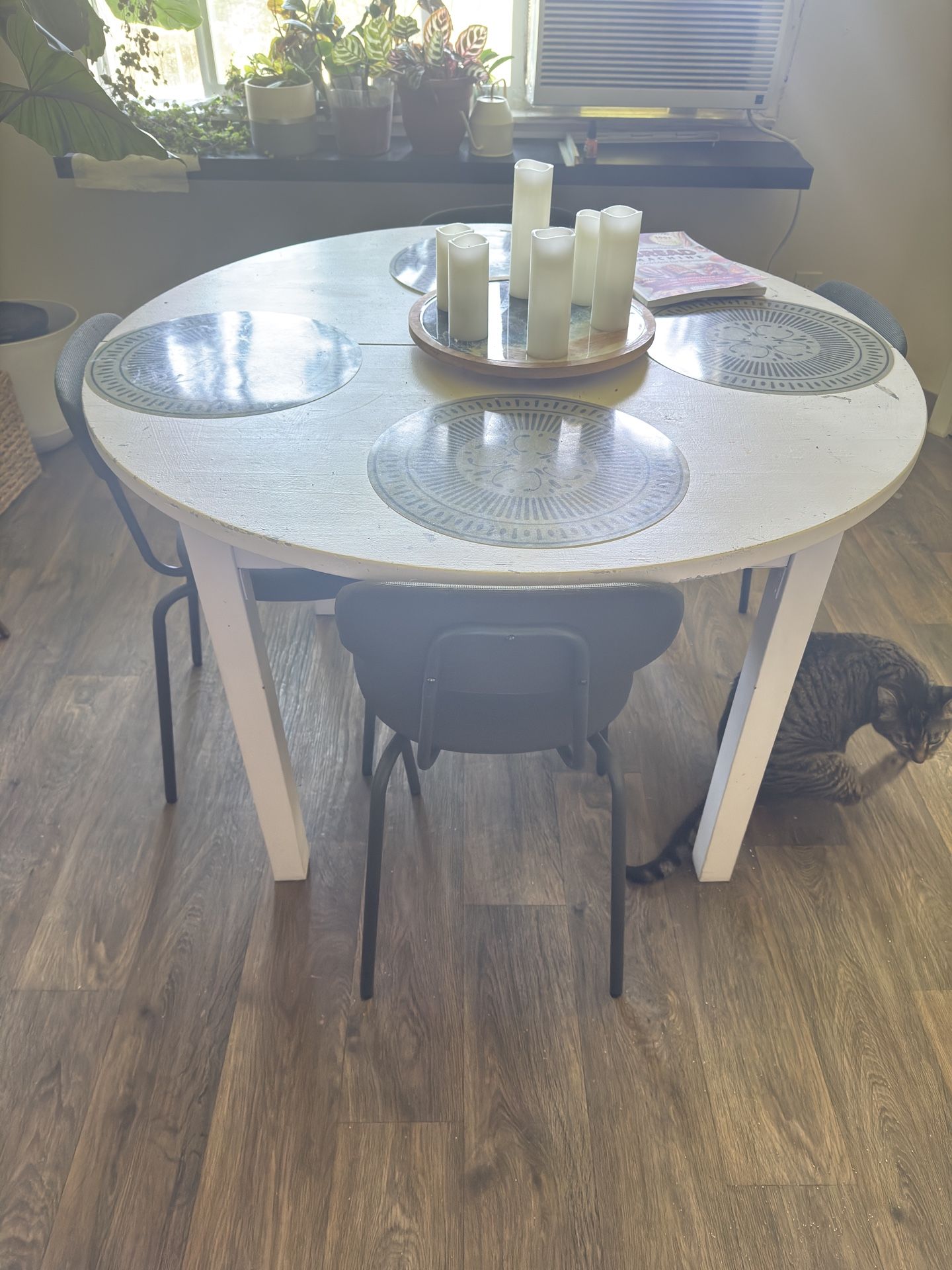 Round Table With Chairs