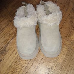 Uggs Slip On. Size 7
