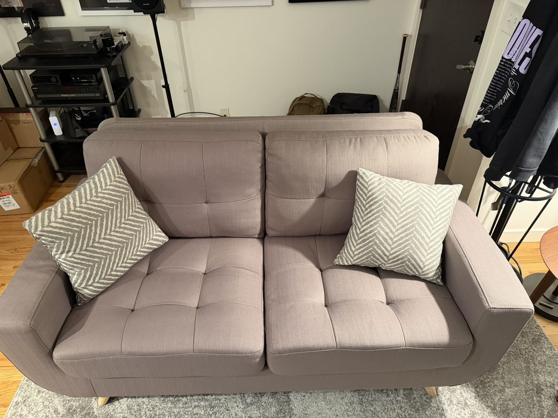 Grey Love Seat In Excellent Condition