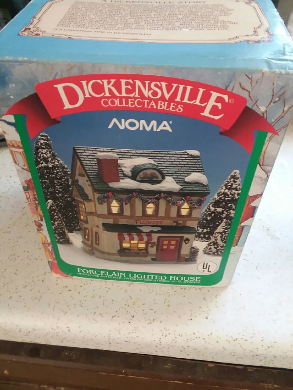 Dickensville Porcelain lighted house