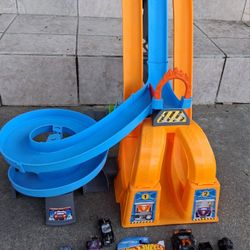 Hot Wheel Tower 🛞 $15 Comes With Cars 🚗$15 Super Fun 