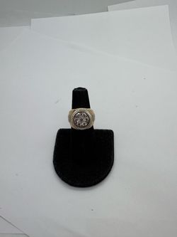 Gold cluster diamond ring