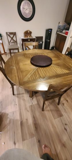 Dinning Room Table and matching chairs 
