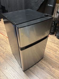 Insignia 3.0 Cu. Ft. Compact Refrigerator NS-CF30SS9