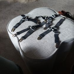 Clips and straps to hold a flat sheet on your bed