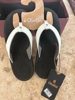 Woman’s Olukai Sandals ( size 7)