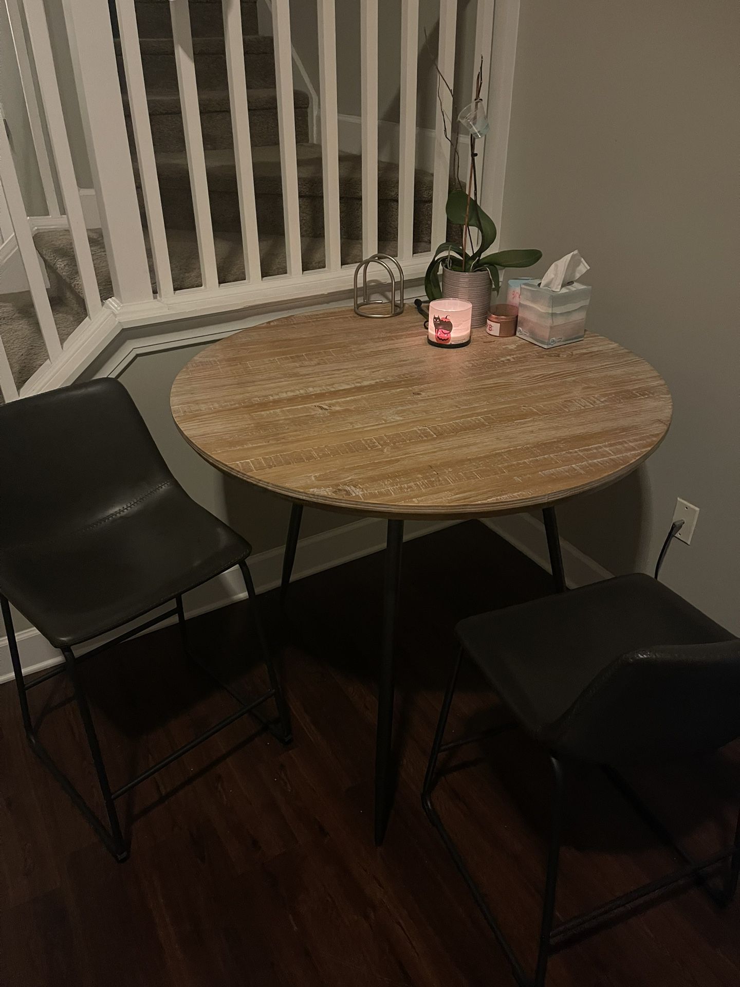 Small Dining Table And  2-4 Barstools 