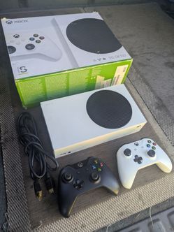 Xbox Series S – 4K Ready + 2 Wireless Controllers + Rechargeable Packs