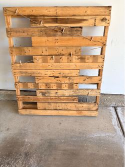 Wood pallet / skid