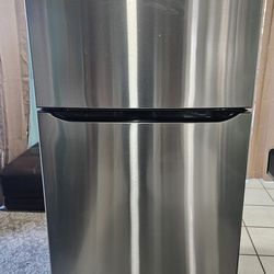 LG refrigerator In Good Condition Like new