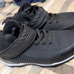 B Oys CLEATS Size 81/2 