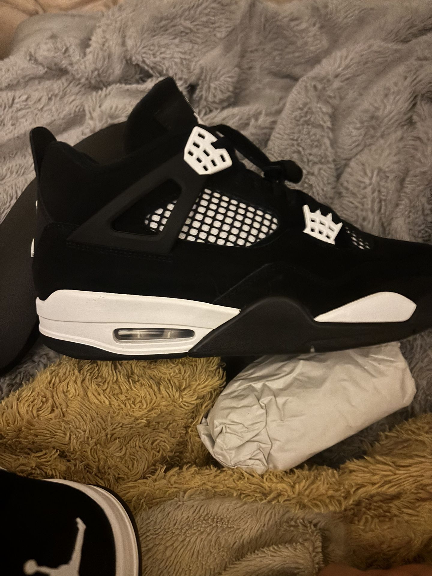 Selling Jordan 4 White Thunder Size 10.5 White And Black
