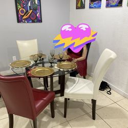 Dinette Set – Glass Round Table with 4 Chairs – Excellent Condition