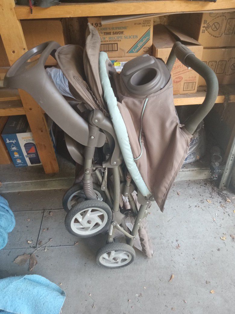 Good Double Stroller With A Cup Holder And A Spot To Put Your Keys Or A Small Wallet In While Walking 