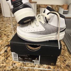 Jordans Retro 2 White/gray  Size 5c 
