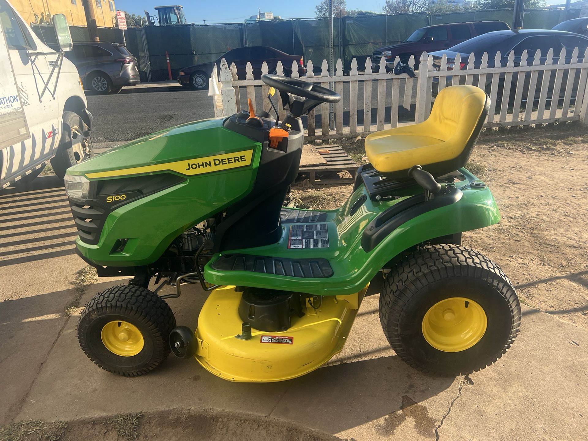 John Deere S120 42 in. 22 HP V-Twin Gas Hydrostatic Riding Lawn Tractor