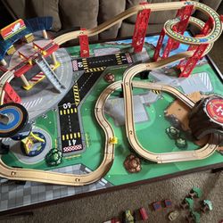 Kidkraft Airport Train set (46 1/2” x 32 3/4” x 15” high)