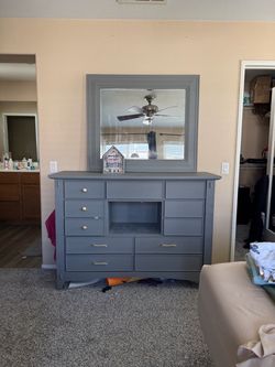 Gray dresser w/mirror