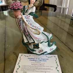 Beautiful Asian woman porcelain statue 10 inches tall with certificate of registration Beautiful Asian woman porcelain statue 10 inches tall with cert
